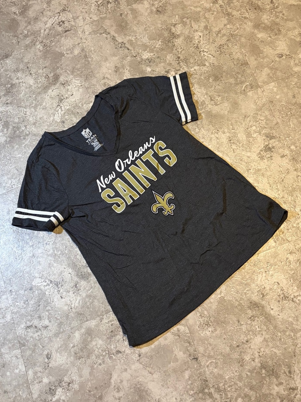 NFL New Orleans Saints Women’s XL V-Neck Graphic Tee Football Fan Shirt